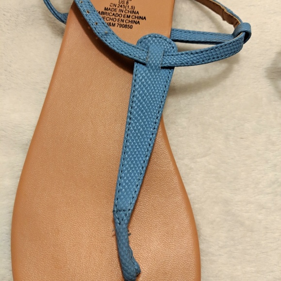 H&M - Embossed Thong Sandals - Picture 2 of 6